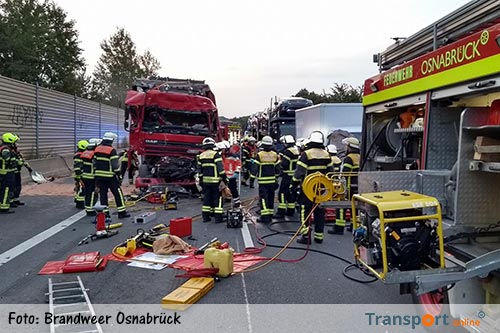 Vrachtwagenchauffeur overleden na ernstig ongeval op Duitse A30 [+foto's]