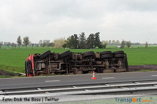 Vrachtwagen met asfalt gekanteld langs A27 [+foto's]