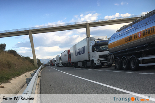 Lange rijen wachtende vrachtwagens op Spaanse AP7 door staking Catalonië [+foto's&video]