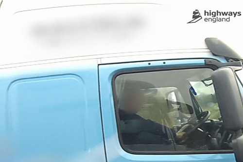 Britse politie stopt vrachtwagenchauffeur die met voet op dashboard zijn telefoon checkt [+video]