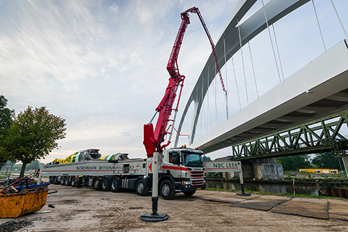 Scania vijfasser met betonpomp voor Noorder Betonpompen Centrale