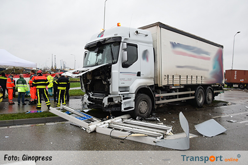 Dode na aanrijding met vrachtwagen in Moerdijk [+foto]