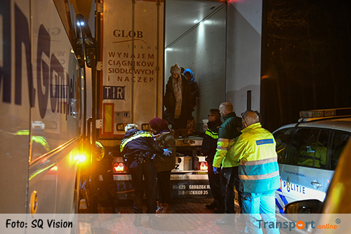Elf vluchtelingen aangetroffen in vrachtwagen in Bladel [+foto]