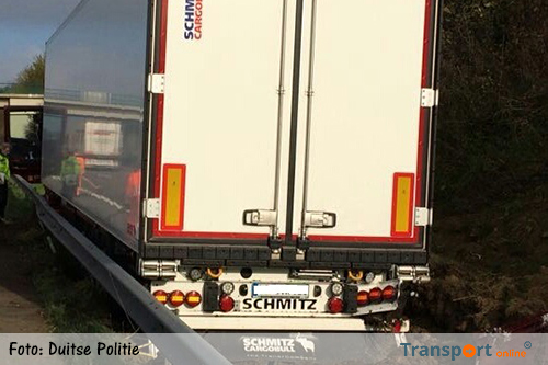 Vrachtwagen belandt aan andere kant van de vangrail op Duitse A1