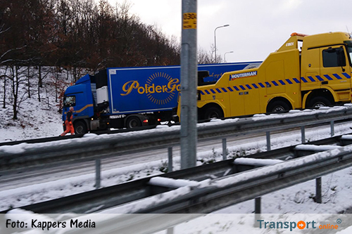 Vrachtwagens door gladheid geschaard op A50 [+foto]