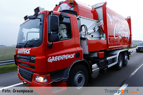Coca-Cola Kersttruck op de voet gevolgd door gepimpte Greenpeace Cola-Crap vuilniswagen