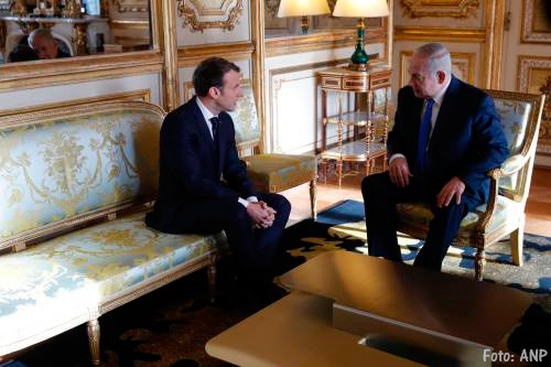 Israëlische premier Netanyahu trekt in Parijs van leer