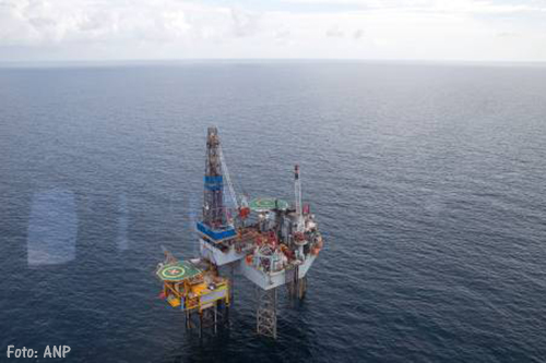 Tanker Elsa Essberger botst tegen booreiland op Noordzee