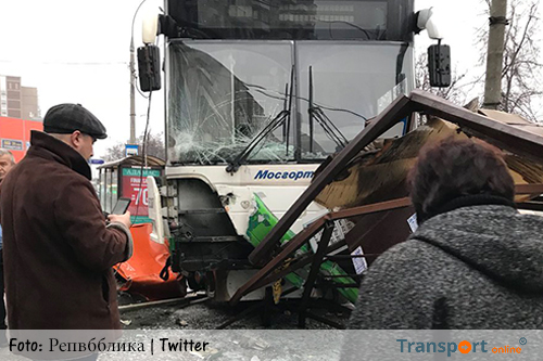 Bus rijdt op bushalte in Moskou [+video's]