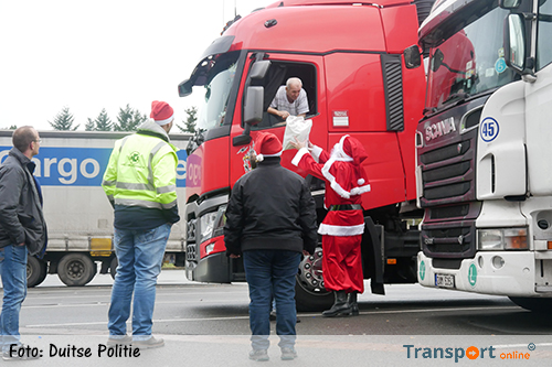 Duitse politie verrast vrachtwagenchauffeurs die Kerstmis op een parkeerplaats doorbrengen [+foto's]