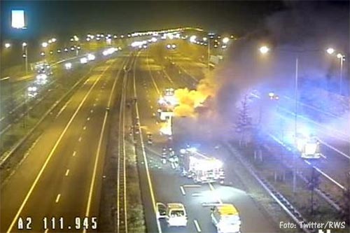 Vrachtwagen in brand na botsing met pijlwagen op A2 [+foto's]