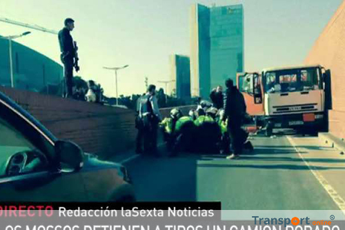 Zweed rijdt met gestolen vrachtwagen met gasflessen door Barcelona [+foto's]
