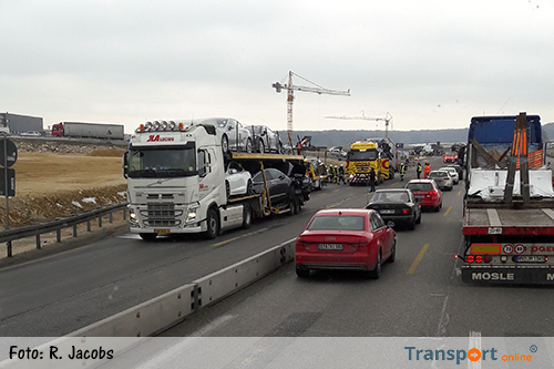 Vrachtwagenchauffeur overleden na aanrijding tegen Nederlandse autotransporter [+foto's]