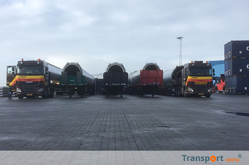 Transport van twee enorme schoorstenen van Denemarken naar Groot-Brittannië