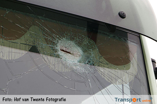 Vrachtwagenchauffeur gewond door onbekend voorwerp tegen voorruit [+foto's]