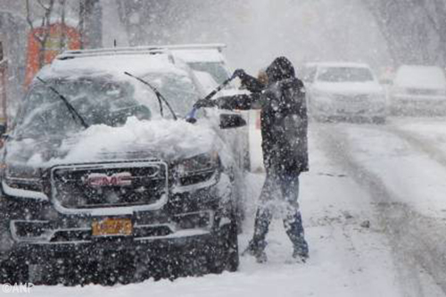 Sneeuwstorm treft verkeer New York