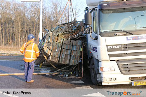 Vrachtwagen verliest lading steigerhout op rotonde N36 [+foto]