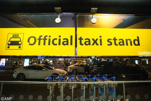 Taxichauffeurs staken op Schiphol