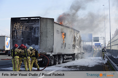 Vrachtwagen in de brand op A8 [+foto's]