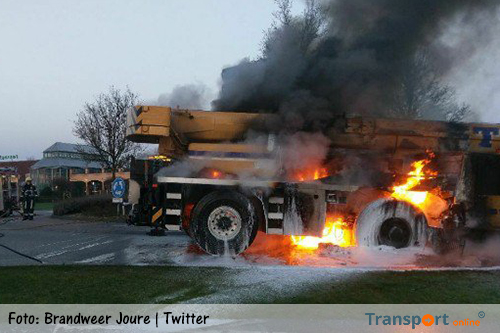 Kraanwagen uitgebrand op rotonde Joure [+foto's&video]