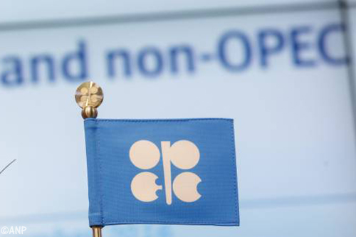 Olieprijs duikelt op zorgen om overschotten