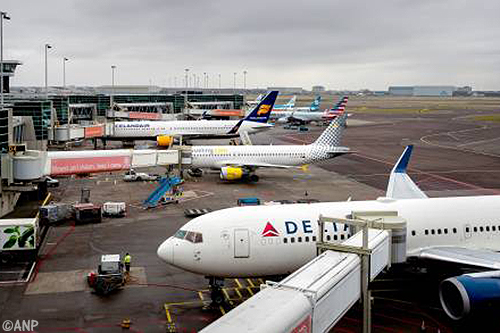 Toestel Titan Airways met problemen wijkt uit naar Schiphol