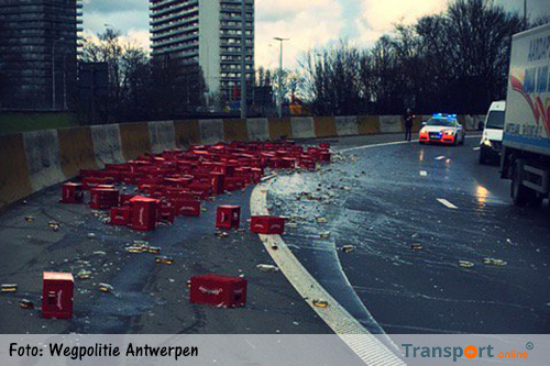 Vrachtwagen verliest kratjes frisdrank op Belgische E313 [+foto]