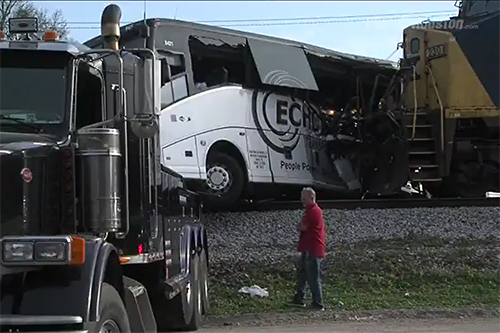 Goederentrein ramt bus in Mississippi [+video]