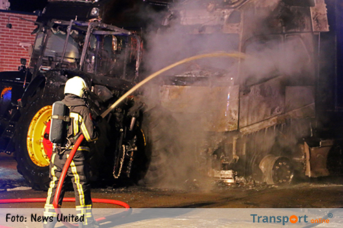 Vrachtwagen en tractor in vlammen op, naastgelegen vrachtwagen loopt schade op [+foto]