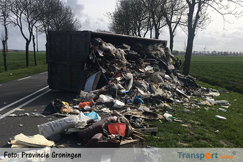 Vrachtwagen verliest container met afval op N362 [+foto]
