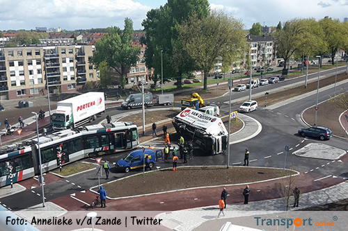 Tram ontspoord en vrachtwagen gekanteld na ongeval in Schiedam [+foto&video]