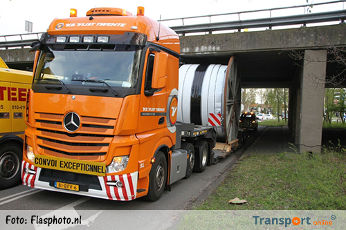 Convoi Exceptionnel rijdt zich vast onder viaduct in Vlaardingen [+foto's]