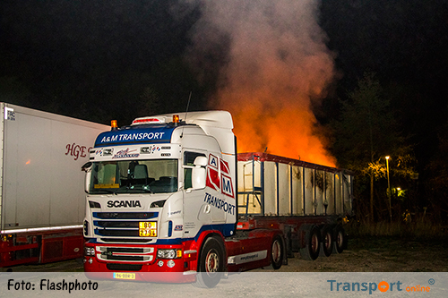 Inhoud vrachtwagen in brand in Vlaardingen [+foto]
