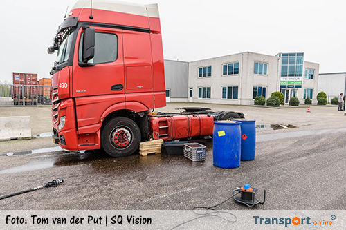 Dieseltank van vrachtwagen lek na aanrijding met pakketbezorger [+foto]