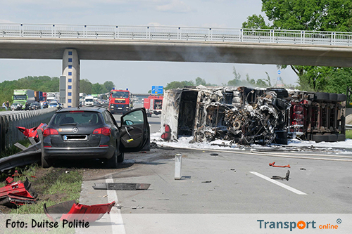 Duitse A1 richting Hamburg gesloten na brand in vrachtwagen met gevaarlijke stoffen [+foto's] 