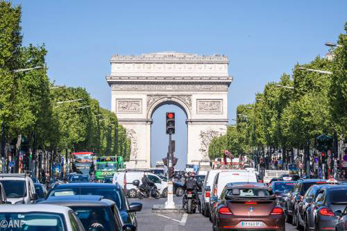 Auto op Champs-Elysées bevatte springstof