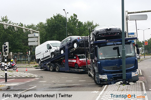 Autotransporter rijdt tegen lantaarnpaal in Oosterhout [update+foto's]