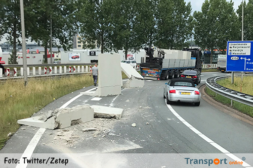 Vrachtwagen verliest betonblokken op afrit van A15 [+foto]