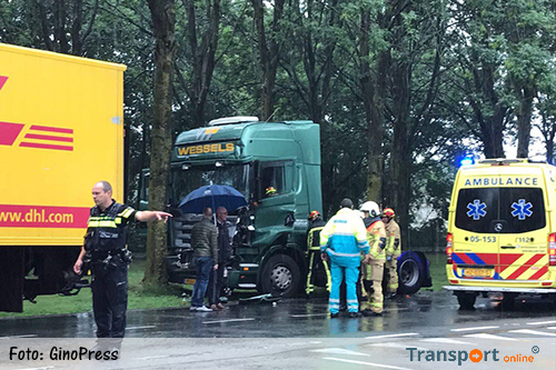 Vrachtwagen tegen boom in Almelo: chauffeur gewond [+foto]