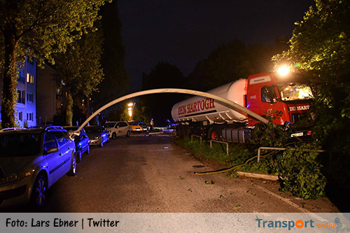 Vrachtwagenchauffeur rijdt lantaarnpaal krom en raakt gewond [+foto]