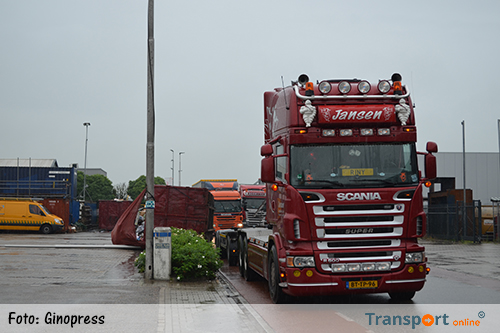 Container valt van vrachtwagen op lichtmast in Vriezenveen [+foto]