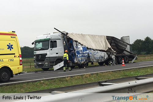 Vrachtwagen botst op vrachtwagen op vluchtstrook op A73 [+foto's]