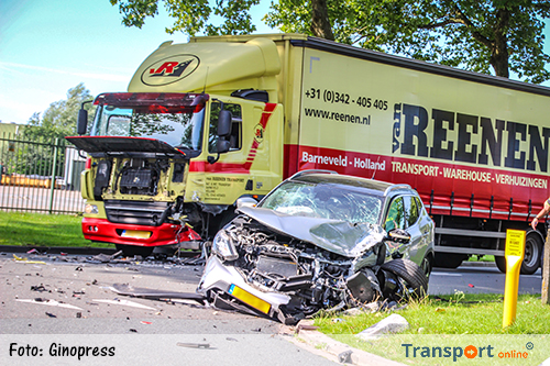 Veel schade bij aanrijding vrachtwagen en auto in Emmeloord [+foto]