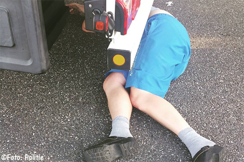 Stomdronken vrachtwagenchauffeur ligt slapend onder zijn oplegger [+foto]