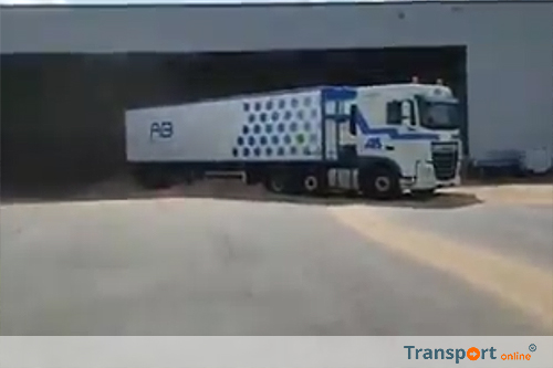 Vrachtwagenchauffeur heeft grootste lol om lekke oplegger [+video]