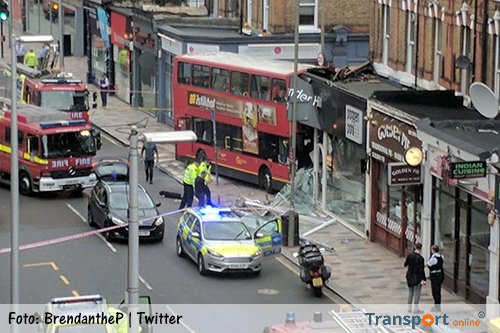 Dubbeldekker bus rijdt winkel binnen in Londen [+foto's&video]