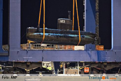 Denen onderzoeken onderzeeër Nautilus met scanner