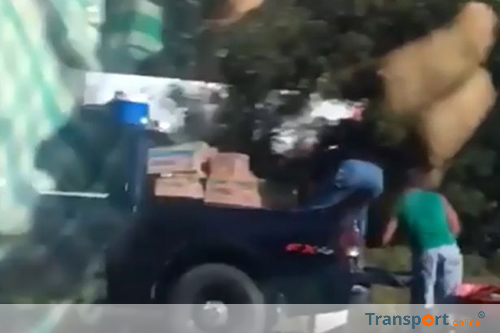 Automobilisten filmen plunderen vrachtwagen en laten zwaargewonde vrouw aan lot over [+video]