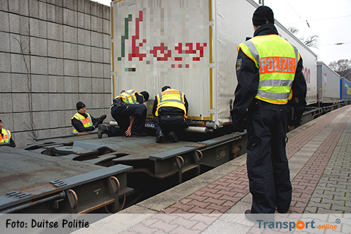Duitse politie vindt opnieuw 34 migranten op goederentreinen [+foto]