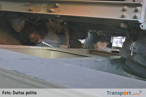 Duitse politie vindt opnieuw zeven migranten onder vrachtwagentrailers op treinen [+foto's]